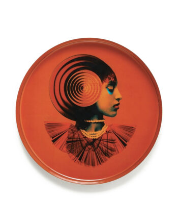 Maginifique plateau rond en métal verni à la main de la marque française Gangzaï modèle Gipsy issu de la collection Curiosito 2024 boutique de decoration Cercle Rouge