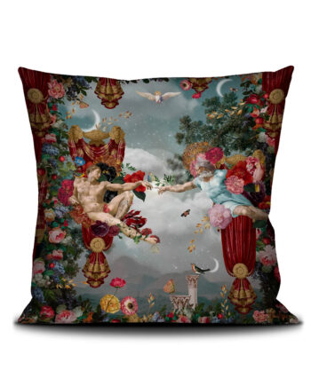 Très belle Housse de Coussin carré 50x50cm fantaisie et arty de la marque de décoration française d'inspiration baroque et italienne : Voglio Bene, modèle "La Création d'Adam" Collection 2025. Perpignan deco
