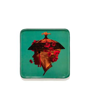 Vide-poche décoratif fond vert "Hana" en métal entièrement fait à la main par GANGZAÏ, design français original et poétique pour sublimer votre intérieur.