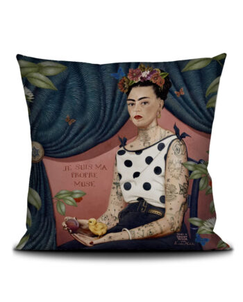 Jolie Housse de Coussin carré 50x50cm de la marque de décoration française d'inspiration baroque et italienne : Voglio Bene, modèle "La Muse" Collection 2026. Rococo baroque Deco